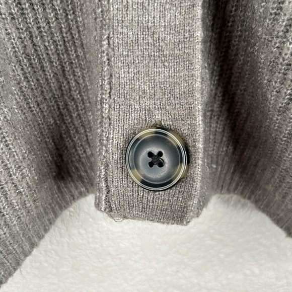 American Eagle Green Knit V-Neck Button Down Long Sleeve Cardigan Size Medium - Picture 4 of 6